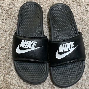 Nike slides size 9 very good condition